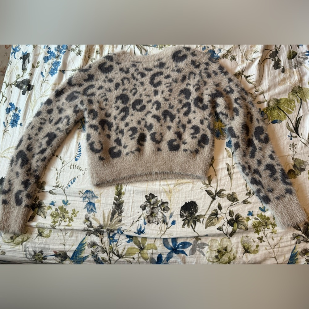 SO Leopard Print Fuzzy Crop Sweater